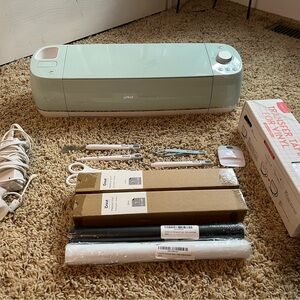 Cricut Explore Air 2 + Vinyl and Tool Set